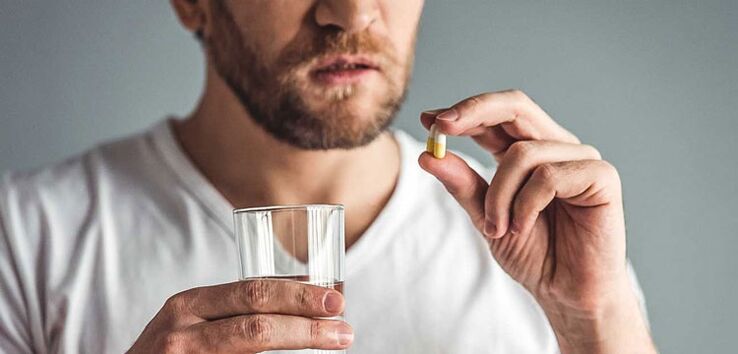Egy férfi gyógyszert szed a prosztatagyulladás kezelésére