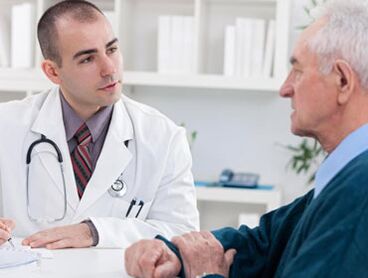 A prosztatagyulladás tüneteivel rendelkező férfinak először konzultálnia kell egy urológussal